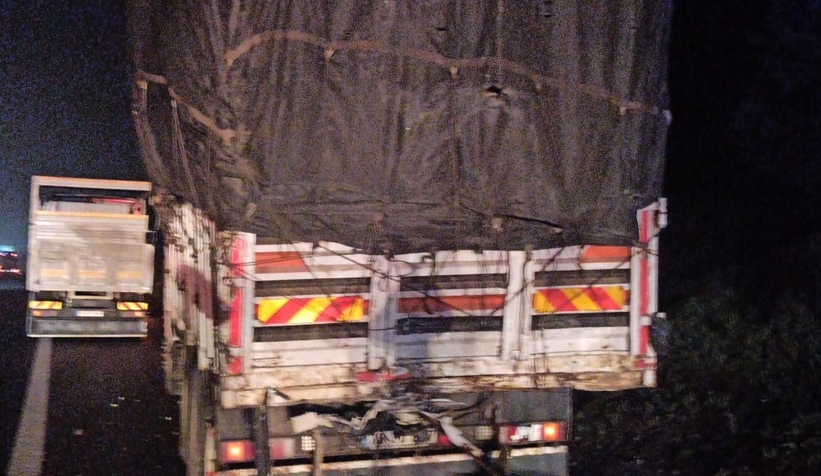 Kamyona arkadan çarpan tırın sürücüsü öldü