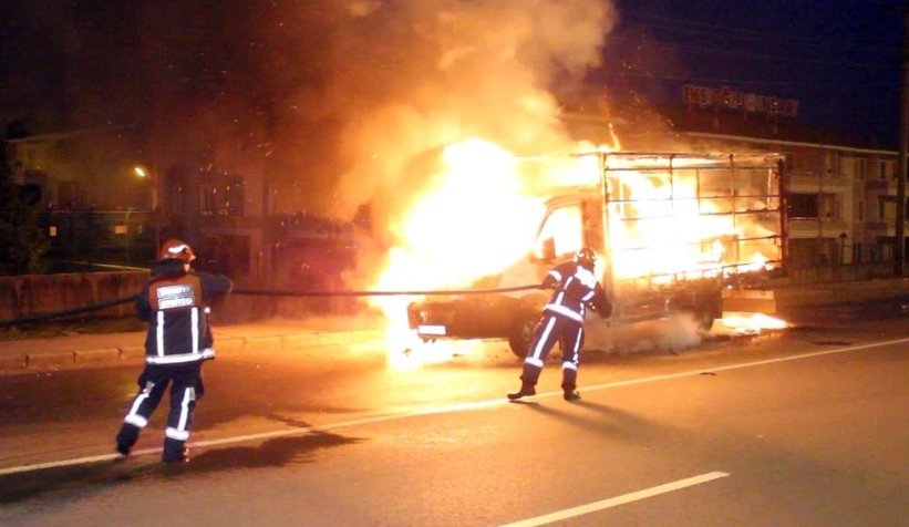 Kamyonet alev topuna döndü