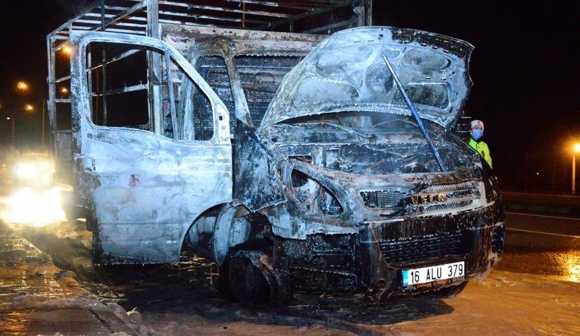 Kamyonet alev topuna döndü