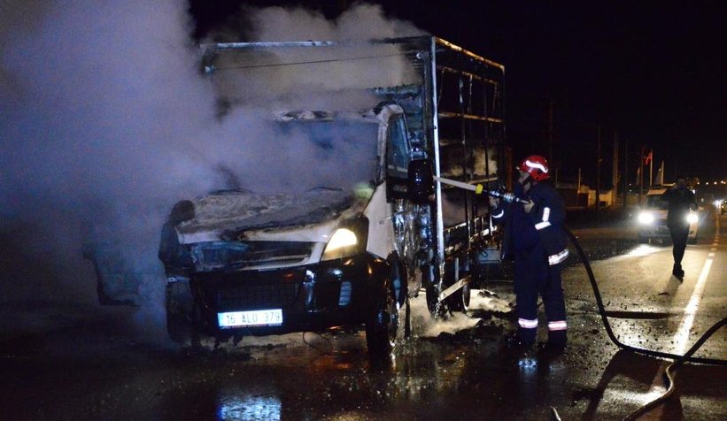 Kamyonet alev topuna döndü