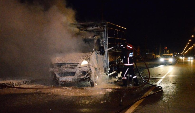 Kamyonet alev topuna döndü