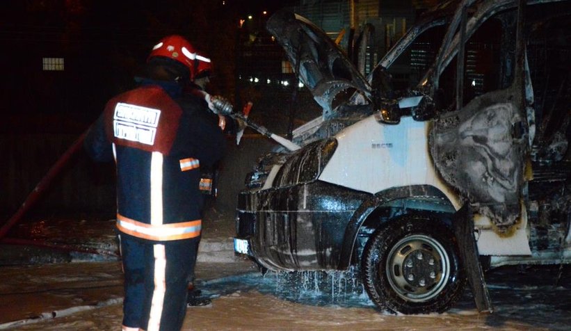 Kamyonet alev topuna döndü