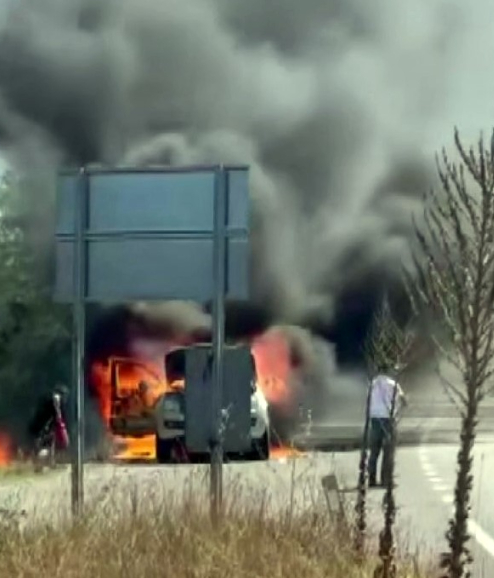 Kamyonet alev topuna döndü