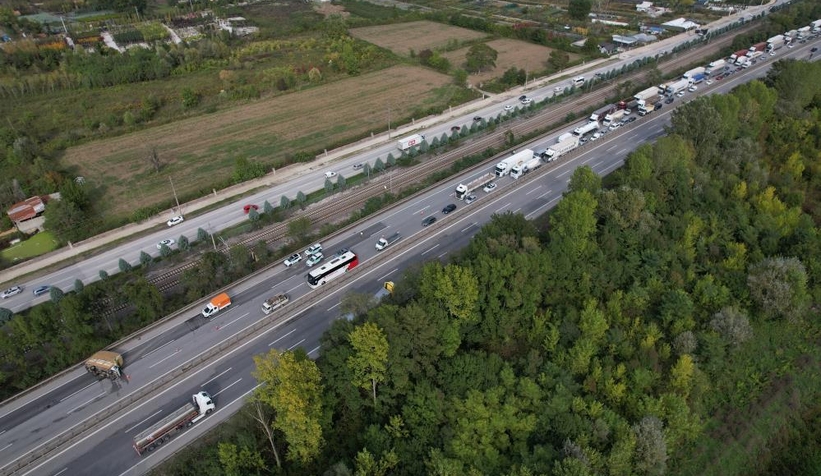 kamyonet-devrildi-trafik-kilitlendioetkk2tsat