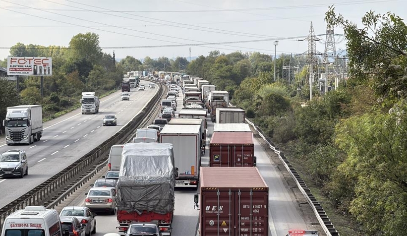 kamyonet-devrildi-trafik-kilitlendioetkk2tsat