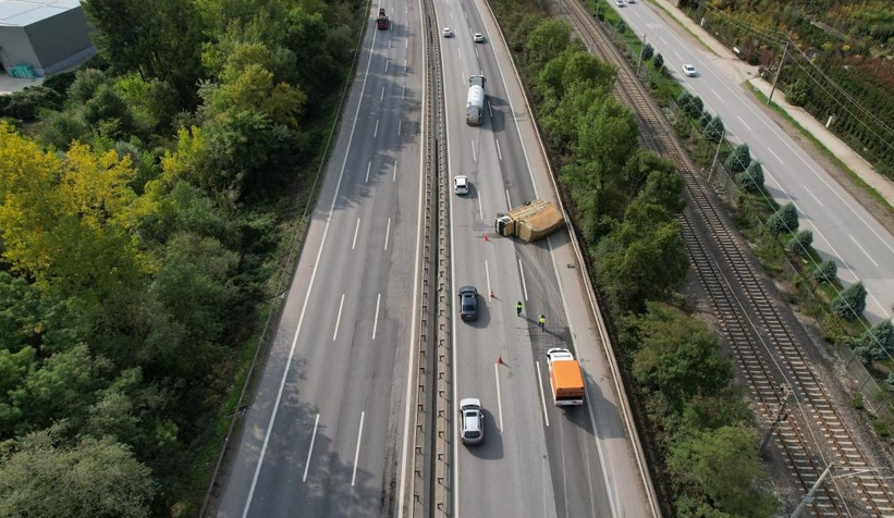 kamyonet-devrildi-trafik-kilitlendioetkk2tsat