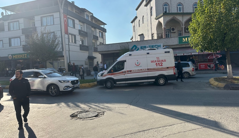 Kamyonet ile motosiklet çarpıştı: 2 yaralı