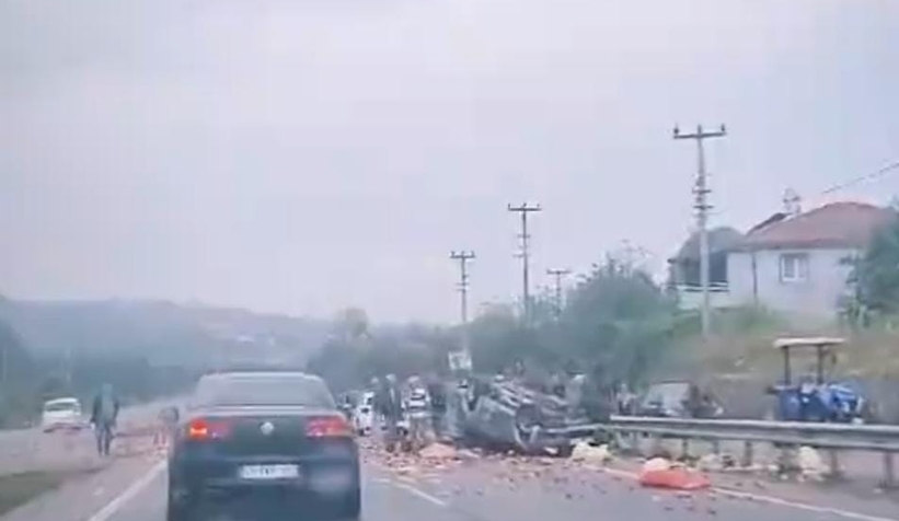 Kamyonet takla attı, ürünler saçıldı