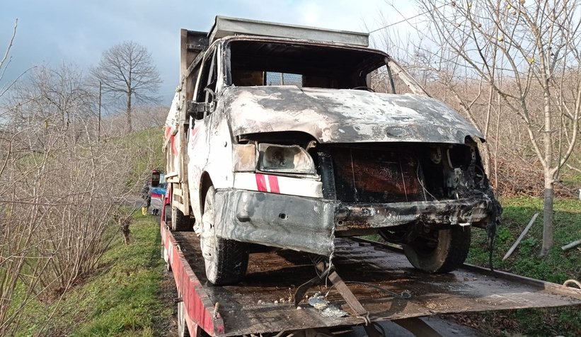 Kamyonet yangınını gönüllü itfaiyeciler söndürdü