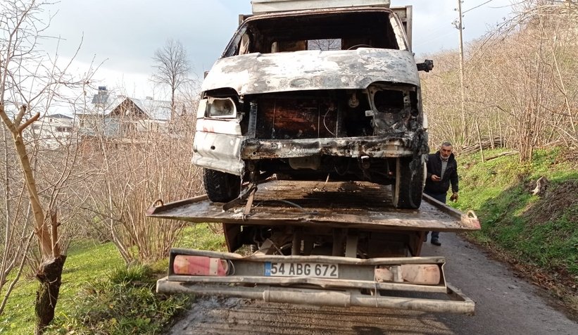 Kamyonet yangınını gönüllü itfaiyeciler söndürdü