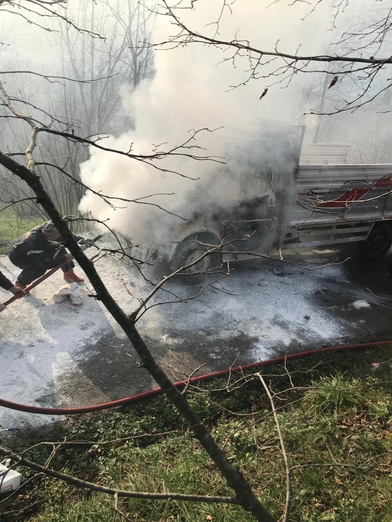Kamyonet yangınını gönüllü itfaiyeciler söndürdü