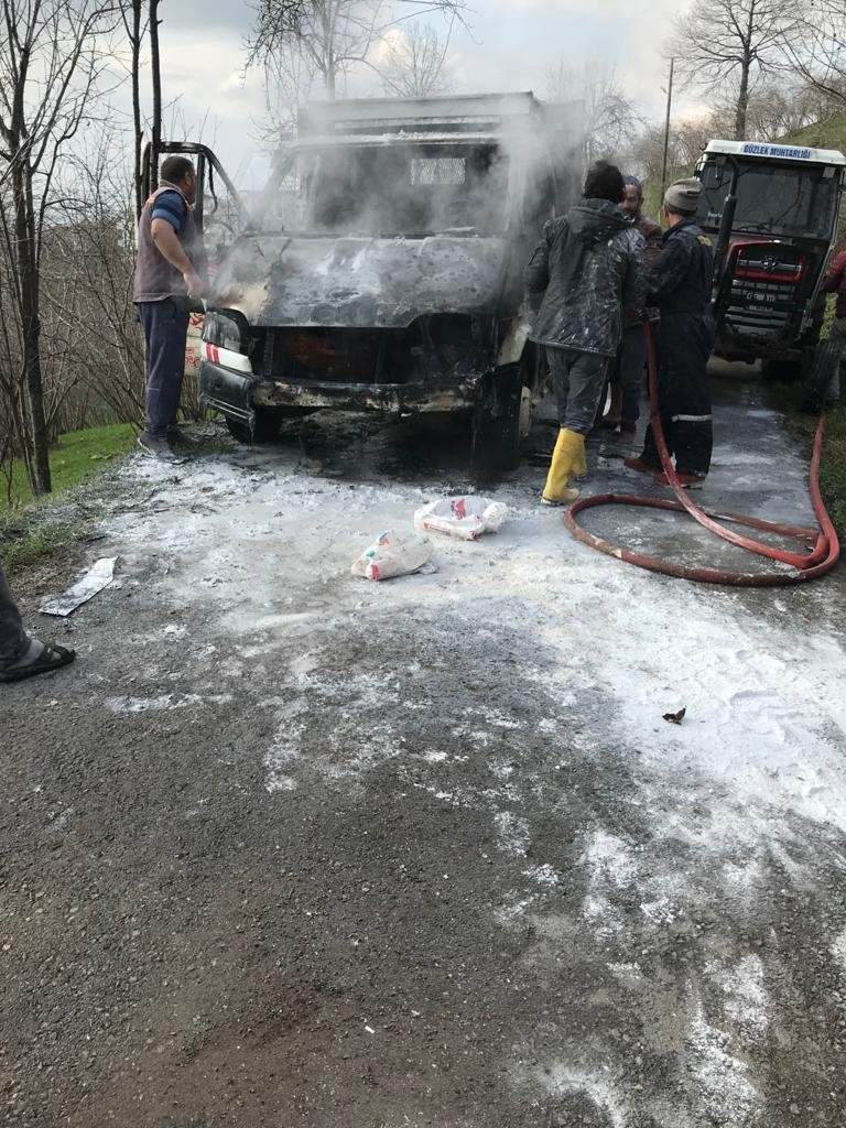 Kamyonet yangınını gönüllü itfaiyeciler söndürdü