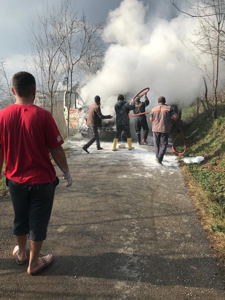 Kamyonet yangınını gönüllü itfaiyeciler söndürdü