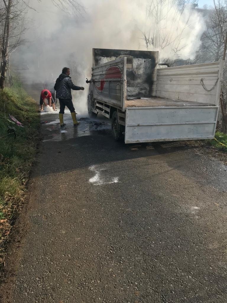 Kamyonet yangınını gönüllü itfaiyeciler söndürdü