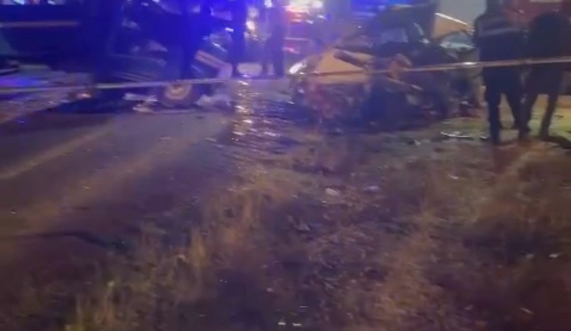 Kamyonetle otomobil çarpıştı: baba ve oğlu öldü