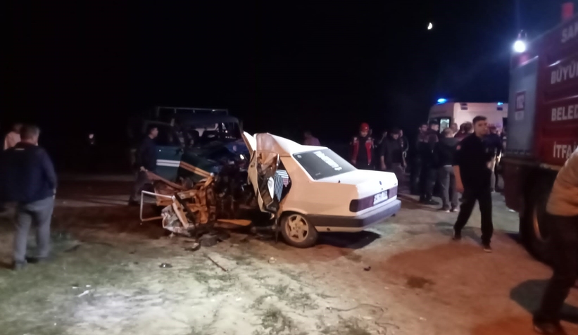 Kamyonetle otomobil çarpıştı: baba ve oğlu öldü