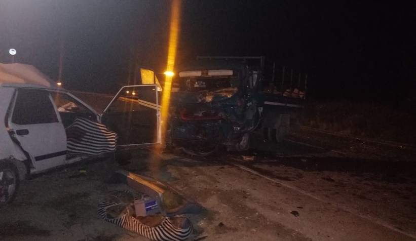 Kamyonetle otomobil çarpıştı: baba ve oğlu öldü