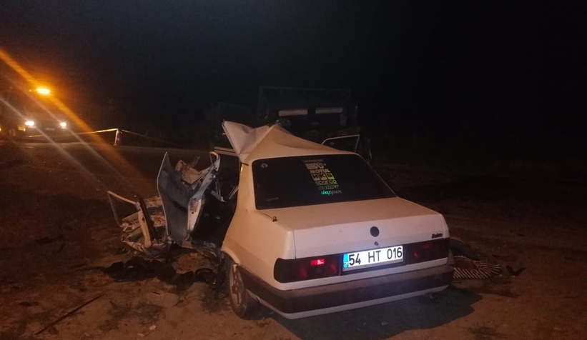 Kamyonetle otomobil çarpıştı: baba ve oğlu öldü