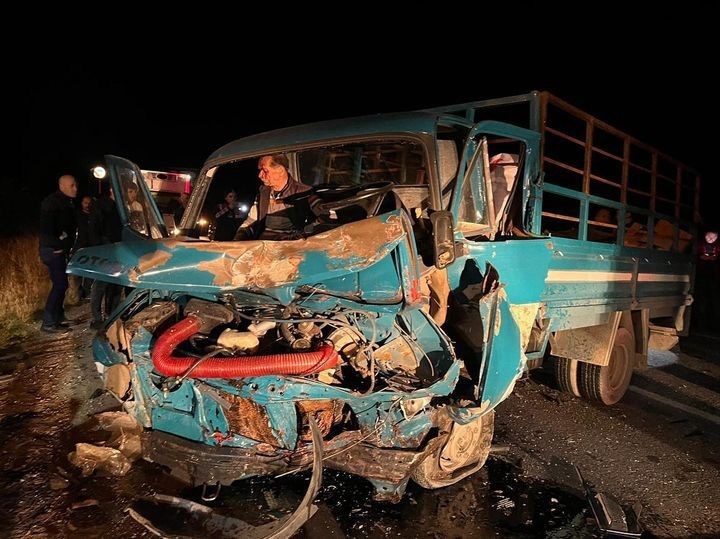 Kamyonetle otomobil çarpıştı: baba ve oğlu öldü