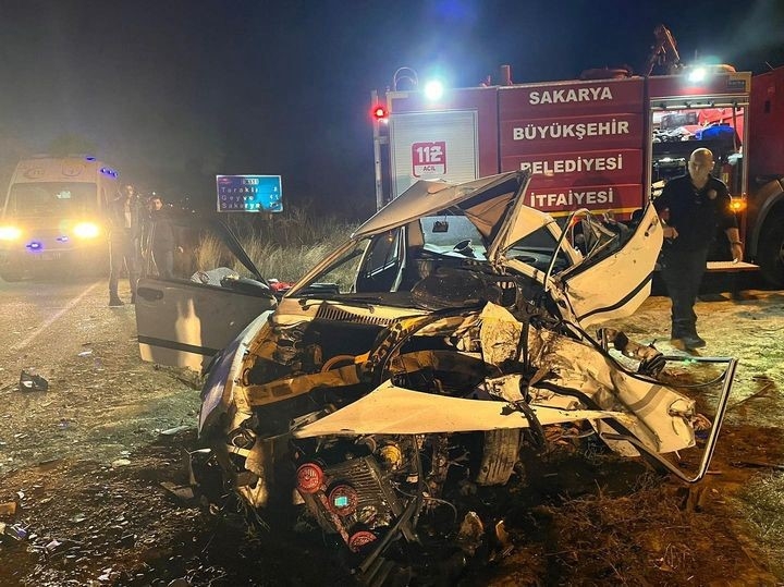 Kamyonetle otomobil çarpıştı: baba ve oğlu öldü