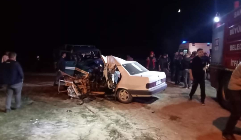 Kamyonetle otomobil çarpıştı: baba ve oğlu öldü