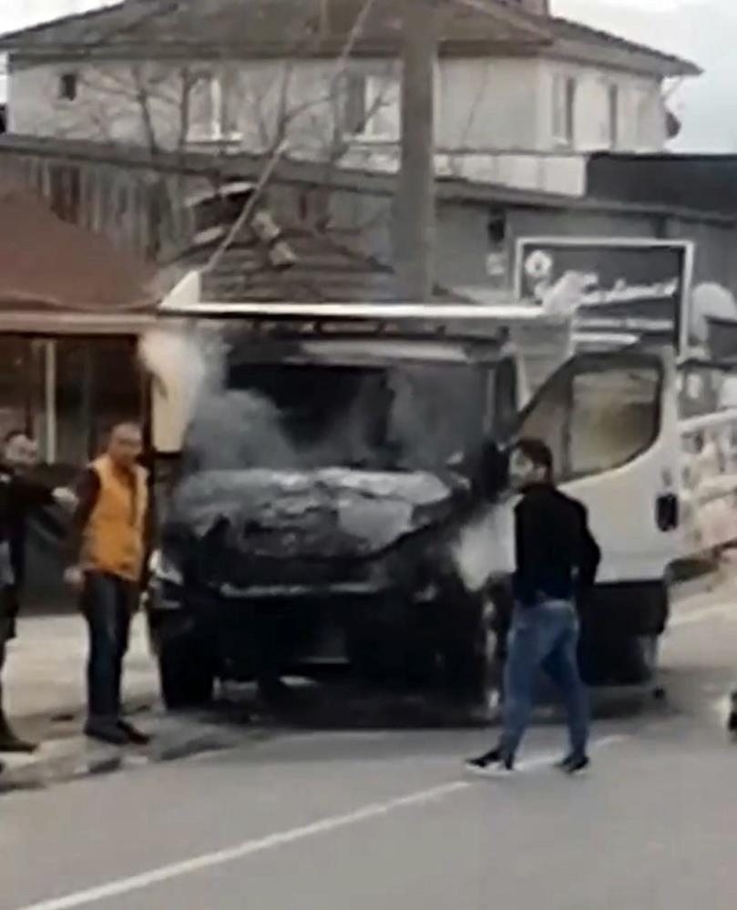 Kamyonette çıkan yangını beton mikseri söndürdü