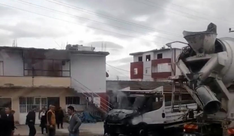 Kamyonette çıkan yangını beton mikseri söndürdü