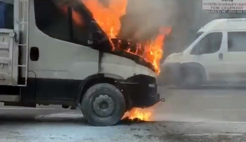 Kamyonette çıkan yangını beton mikseri söndürdü