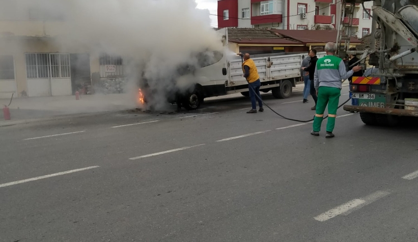 Kamyonette çıkan yangını beton mikseri söndürdü
