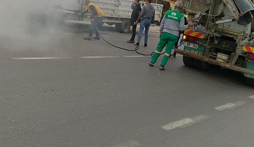 Kamyonette çıkan yangını beton mikseri söndürdü