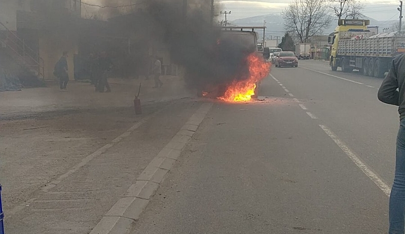 Kamyonette çıkan yangını beton mikseri söndürdü