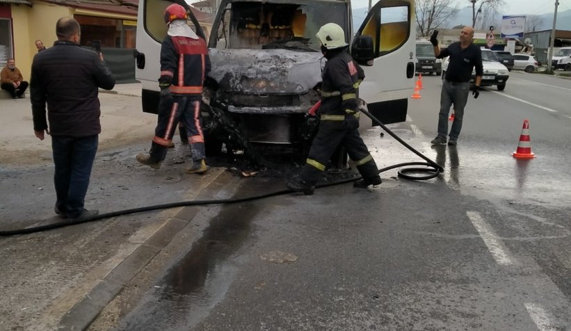 Kamyonette çıkan yangını beton mikseri söndürdü