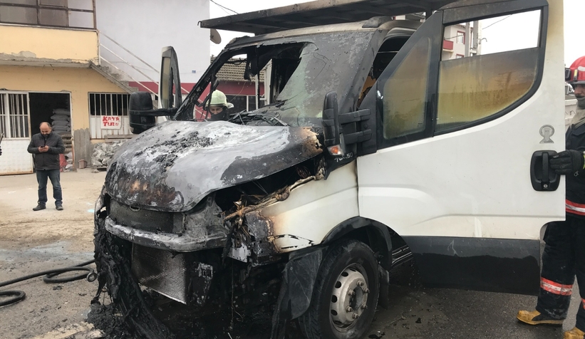 Kamyonette çıkan yangını beton mikseri söndürdü