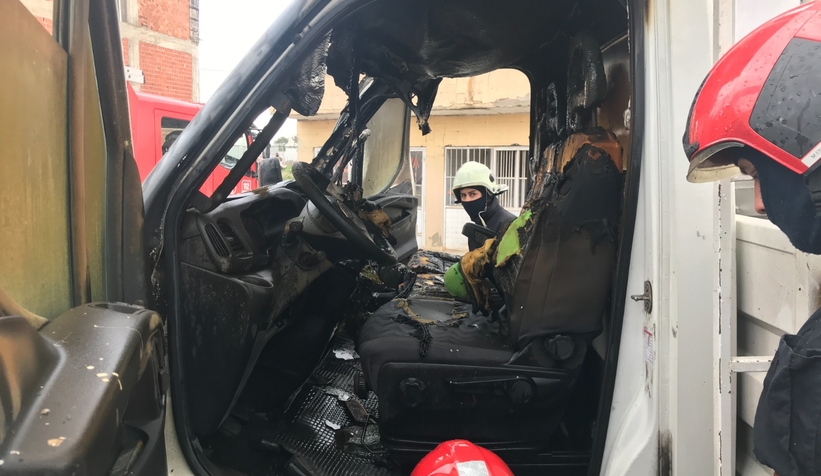 Kamyonette çıkan yangını beton mikseri söndürdü