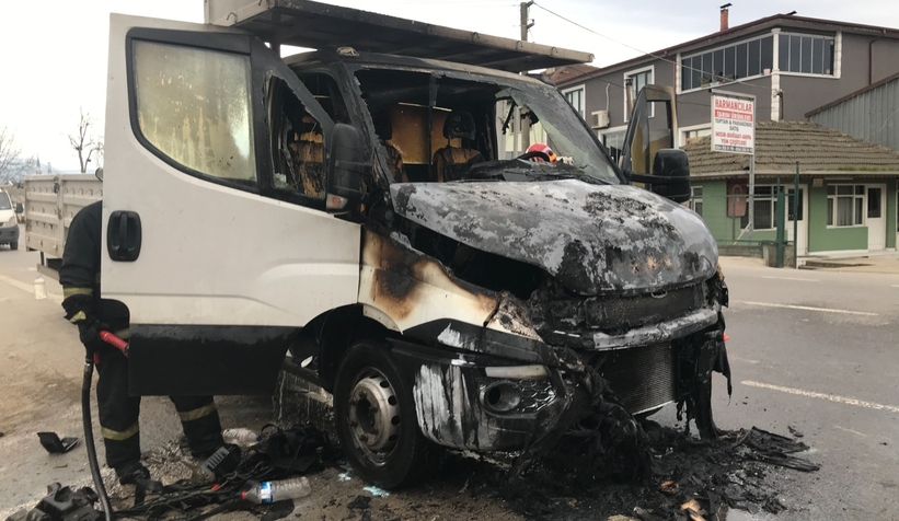 Kamyonette çıkan yangını beton mikseri söndürdü