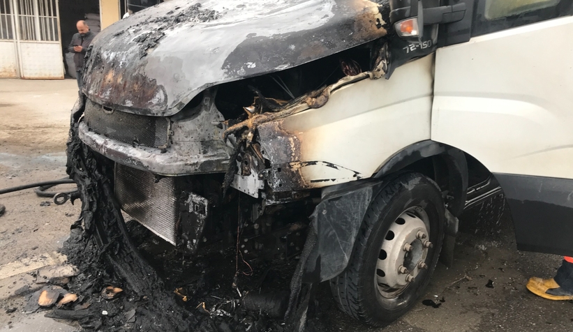 Kamyonette çıkan yangını beton mikseri söndürdü