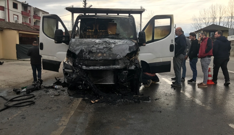 Kamyonette çıkan yangını beton mikseri söndürdü