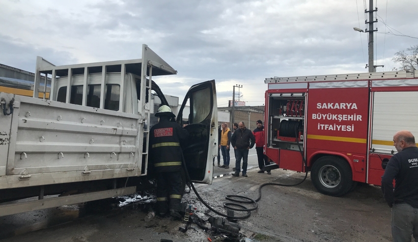 Kamyonette çıkan yangını beton mikseri söndürdü