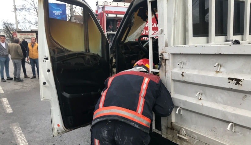 Kamyonette çıkan yangını beton mikseri söndürdü