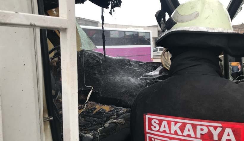 Kamyonette çıkan yangını beton mikseri söndürdü