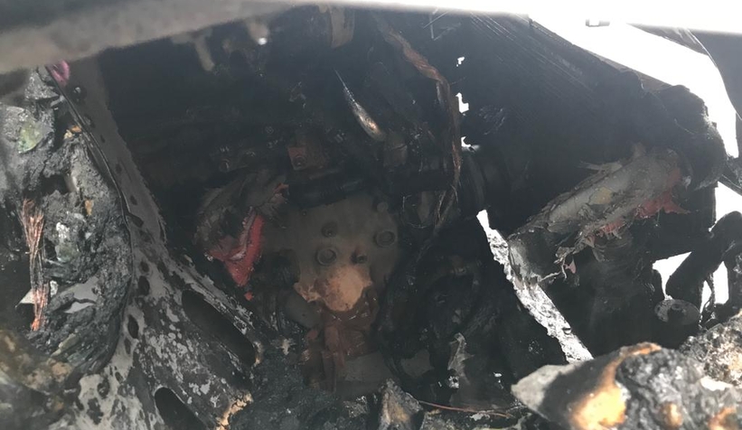 Kamyonette çıkan yangını beton mikseri söndürdü