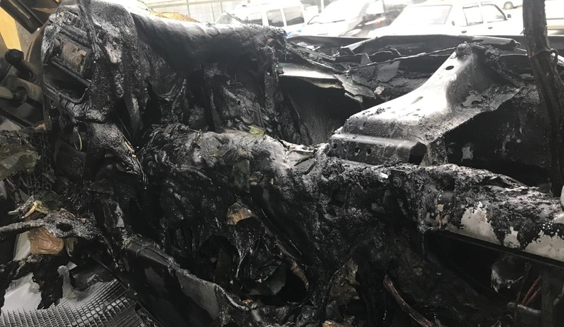 Kamyonette çıkan yangını beton mikseri söndürdü