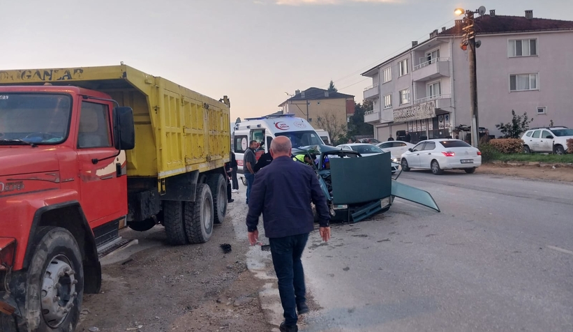 kamyonla-carpisan-otomobil-bu-hale-geldi-1-yaralicjq4rlpqwg