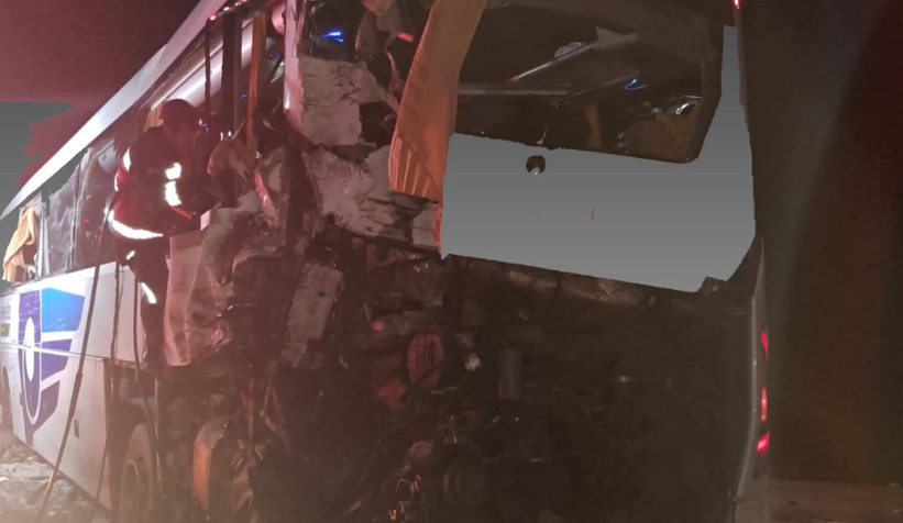 Kamyonun çarptığı otobüste 5 kişi yaralandı