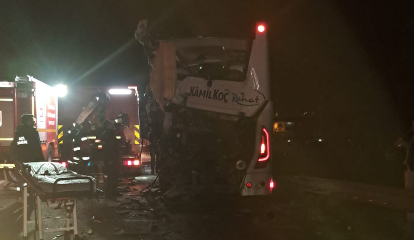 Kamyonun çarptığı otobüste 5 kişi yaralandı