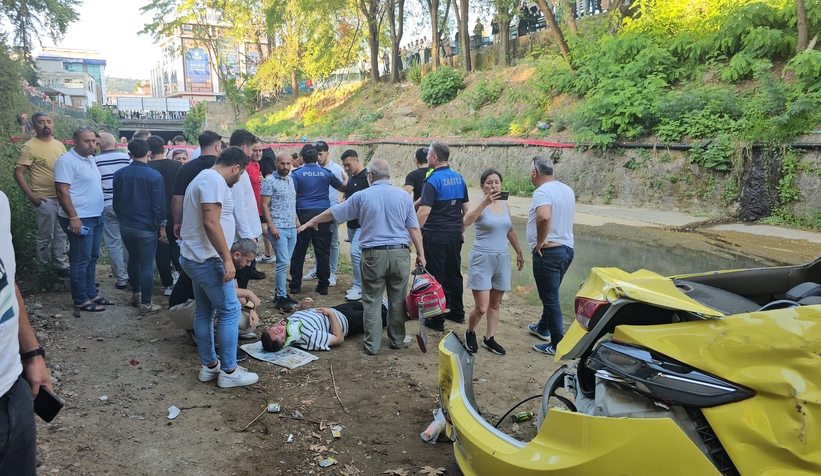 Kamyonun çarptığı taksi yayaların arasına dalıp dereye uçtu: 1 ölü, 4 yaralı