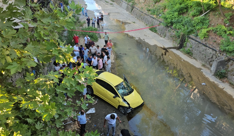 Kamyonun çarptığı taksi yayaların arasına dalıp dereye uçtu: 1 ölü, 4 yaralı