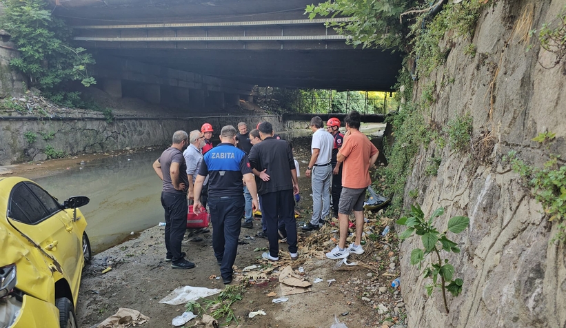 Kamyonun çarptığı taksi yayaların arasına dalıp dereye uçtu: 1 ölü, 4 yaralı