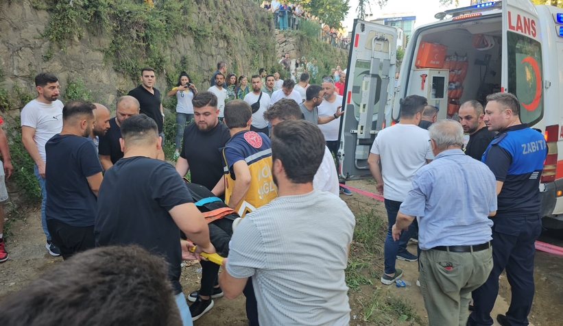 Kamyonun çarptığı taksi yayaların arasına dalıp dereye uçtu: 1 ölü, 4 yaralı