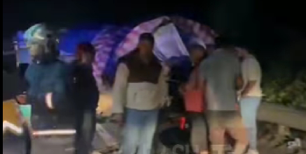 Kamyonun çarptığı traktördeki 5 kişi yaralandı